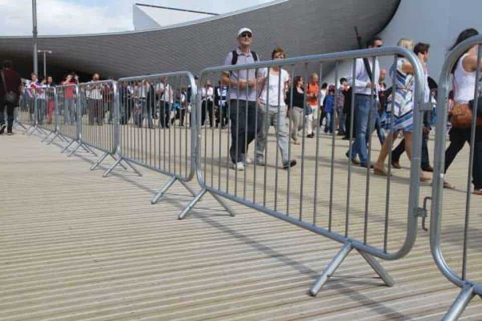 crowd-barrier-using-photo