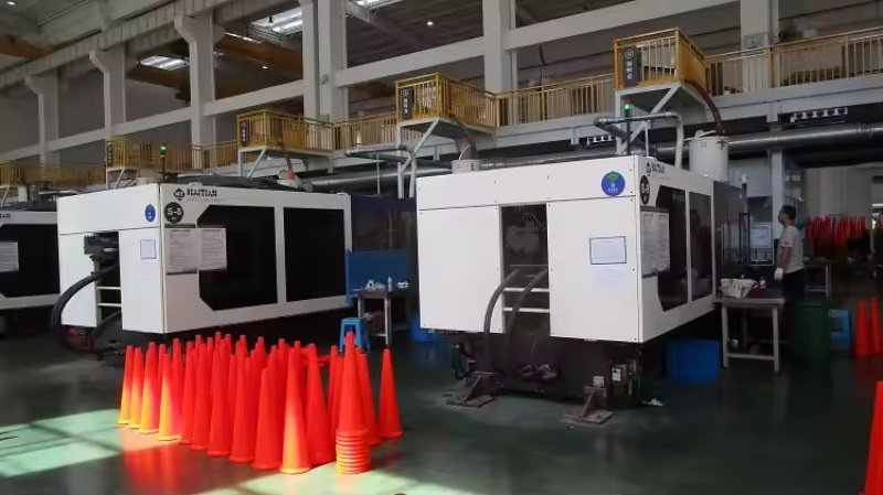 Injection Machine Traffic Cone_副本
