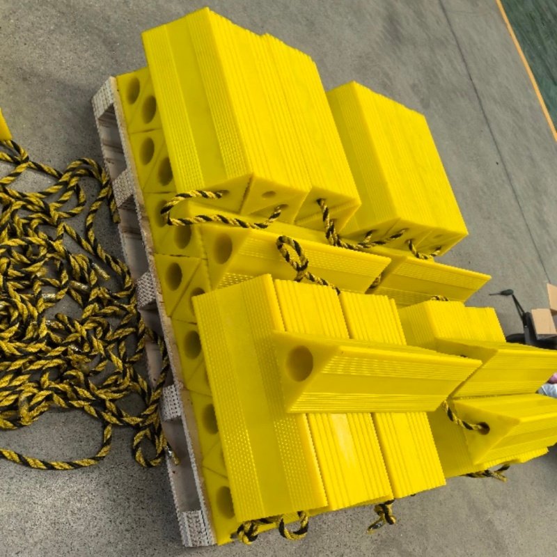 Casting PU airport wheel chock (4) Casting PU airport wheel chock (4)